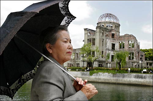 테라마에 타케오...고등학교 3학년으로 전화국에서 시간제로 일하고 있었던 그녀는 깨진 유리에 크게 다쳐 오른쪽 눈을 실명하고 말았다. 